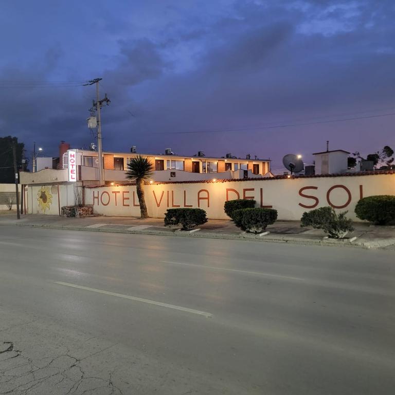 Fachada nocturna panoramica de Hotel Villa del Sol